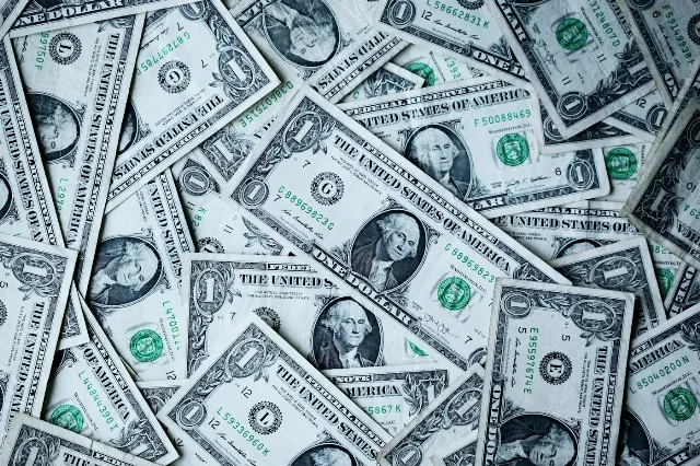 El Dólar Blue retrocede en las cuevas del microcentro rosarino tras medidas del Banco Central